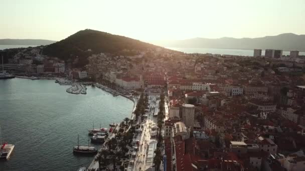 Split, Kroatien. Luftaufnahme der Stadt an der Adriaküste, Fußgängerpromenade — Stockvideo