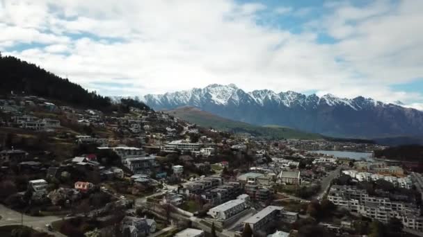 ニュージーランドのクイーンズタウン。南アルプス山脈の下の都市の空中ビュー — ストック動画
