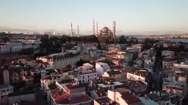 Blaue Moschee in der Abenddämmerung, Istanbul Türkei. Antenne der Sehenswürdigkeiten am Sonnenuntergang — Stockvideo