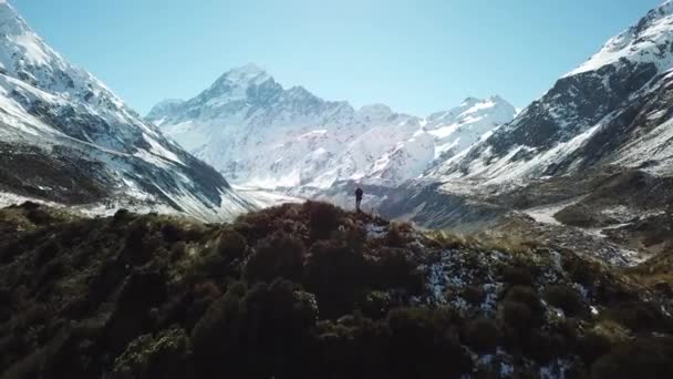 ニュージーランドの谷とフッカー湖を探索する人々の空中ビュー — ストック動画
