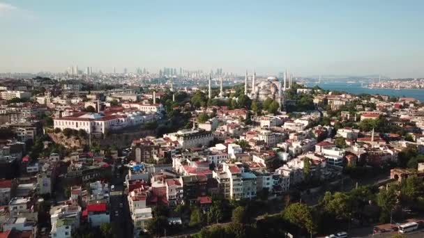 Istambul, Turquia. Vista aérea da Mesquita Azul, Universidade de Mármara e Centro da cidade — Vídeo de Stock