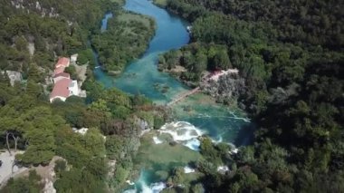 Krka Ulusal Parkı, Hırvatistan. Yeşil Peyzaj ve Nehir Şelalelerinin Hava Görüntüsü