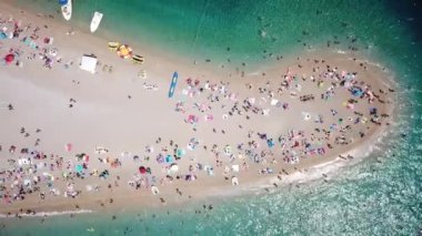 Zlatni Rat Sahili, Brac Adası Sandbar Birdseye Hava Görüntüsü. Hırvatistan Yazda