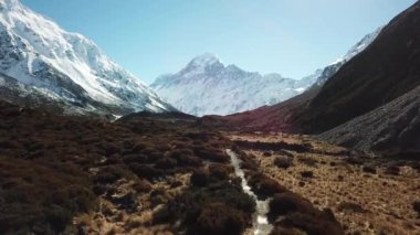 Yeni Zelanda 'daki Hooker Gölü' nden aşçı yürüyüşü patikasının hava görüntüsü.