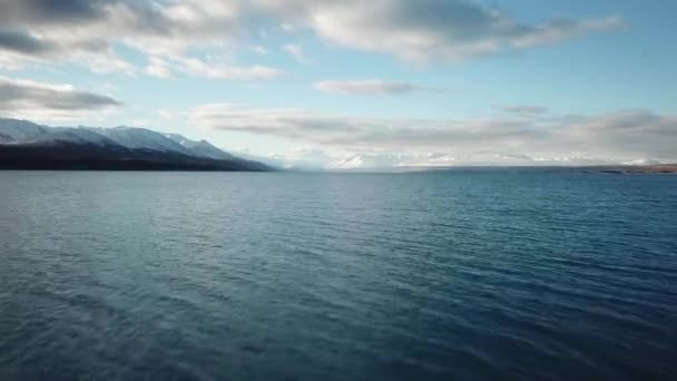 Vista aérea cinematográfica del lago Pukaki Nueva Zelanda. Agua glacial bajo el monte Cook — Vídeos de Stock
