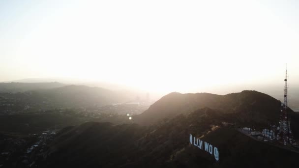 Sunset Over Hollywood tabelası ve Los Angeles, California USA, Drone Aerial View — Stok video