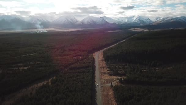 Arka planda orman yangınıyla Yeni Zelanda 'daki Kırsal Yol Hava Görüntüsü — Stok video