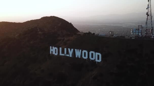 ハリウッド・サイン、ロサンゼルスのマウント・リーにあるランドマークのドローンの空中ビューを閉じる — ストック動画
