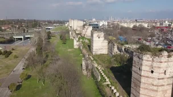 コンスタンティノープルの城壁。トルコのイスタンブールでの古代都市防衛の空中ビュー — ストック動画