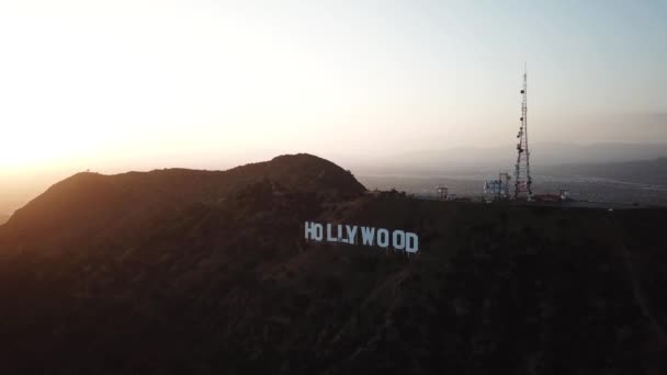 ハリウッド、ロサンゼルスアメリカ。日没時の歴史映画産業サインの空中ビュー — ストック動画
