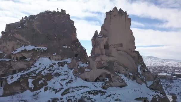 Capadócia, Turquia. Vista aérea do castelo da montanha e da cidade de Uchisar sob a neve — Vídeo de Stock