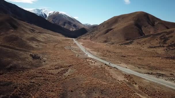 Nueva Zelanda. Vista aérea del paisaje, Coches en la carretera del valle bajo los Alpes del Sur — Vídeos de Stock