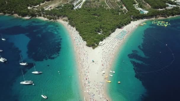 Голден Хорн Біч, острів Брак, Хорватія. Повітряний вид на сандбар і суднові човни — стокове відео