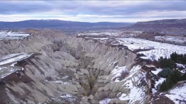 Vista aérea do Canyon na região da Capadócia, Turquia, Paisagem vulcânica no inverno — Vídeo de Stock