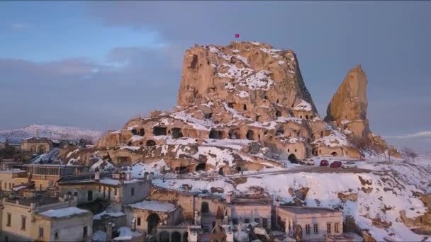 Türkiye 'nin Kapadokya kentindeki Uchisar Şatosu. Drone Kış Manzarası Hava Görüntüsü — Stok video