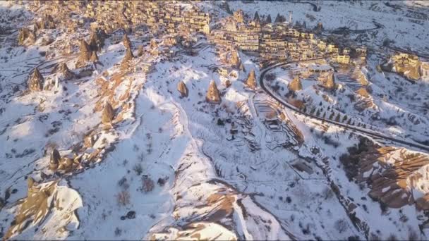 Paisagem de Inverno na Capadócia, Turquia. Vista aérea da cidade de Uchisar e das casas — Vídeo de Stock