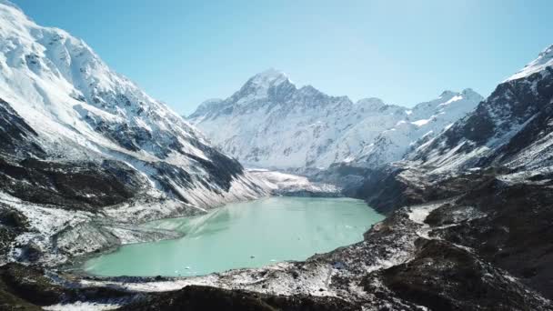 ニュージーランド高地、氷河水の空中ビュー、フッカー湖とマウントクック — ストック動画