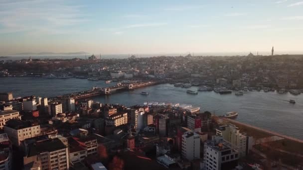 İstanbul Türkiye ve Galata Köprüsünün Günbatımı Altındaki Boğaz üzerindeki Hava Görüntüsü — Stok video