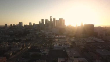 Los Angeles şehir merkezinin yukarısında gün batımı gökdelenler, sinematik hava manzarası, California