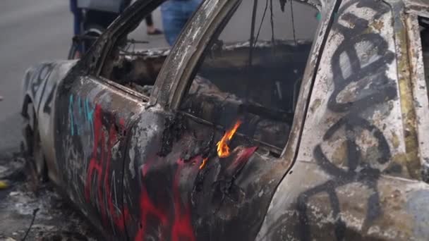 "Close Up of Demolished Car on Fire on Black Lives Matter Protest Los Angeles USA" (engelsk). – stockvideo