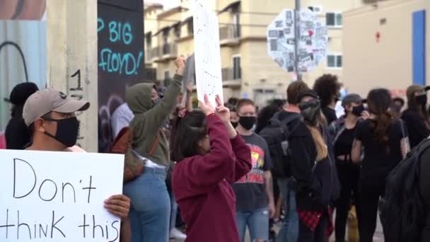 私たちはあなたと一緒にいますスペイン語でブラックライブスマターの抗議でロサンゼルス米国 — ストック動画