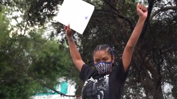 Afro-americano feminino com máscara de joelho no carro demolido em Los Angeles EUA — Vídeo de Stock