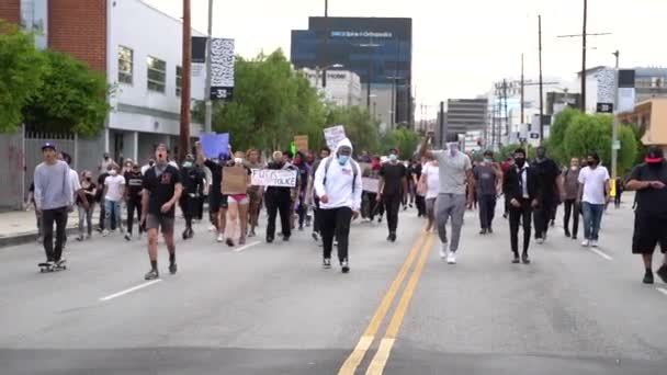 Ludzie w maskach na Black Lives Matter March w Los Angeles, USA, Slow Motion — Wideo stockowe