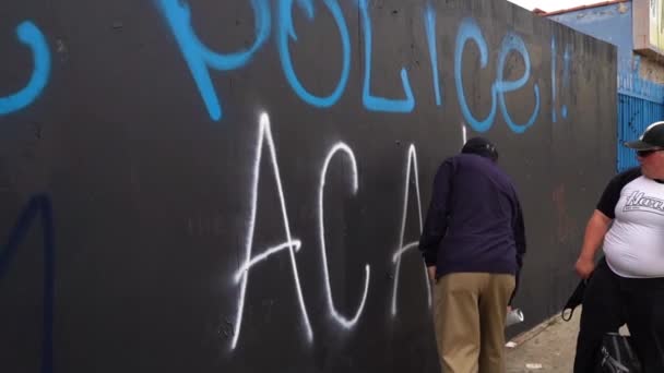 Protesta de Black Lives Matter, Los Ángeles, EE.UU., Hombre con Máscara Negra Escribiendo ACAB — Vídeos de Stock
