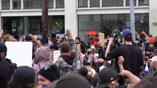 Лос-Анджелес, Каліфорнія США. Протест чорних життів перед поліцією — стокове відео