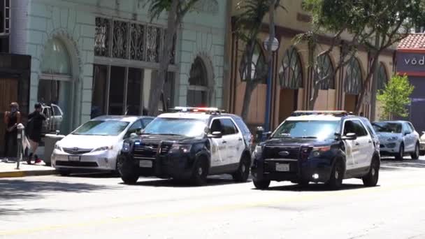 Politie patrouille auto 's in de straten van Los Angeles, Slow Motion. Veiligheidsmaatregelen — Stockvideo