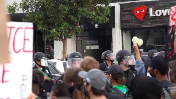 Blokada policyjna przed protestem przeciwko Black Lives Matter w Los Angeles USA, Slomo — Wideo stockowe