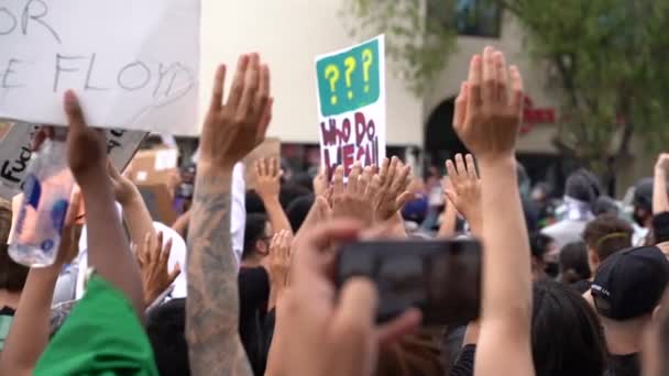 Black Lives Matter Protest in Los Angeles, close-up van het publiek met opgeheven handen — Stockvideo