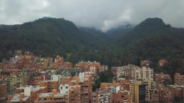 Bogotá, Colômbia. Vista aérea do distrito de Los Martires sob Monseratte Mountain — Vídeo de Stock