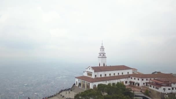 Bogota, Kolumbien. Flug über dem Kloster auf der Monseratte-Aussichtsplattform Videoclip