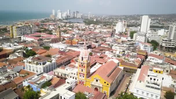 Kathedrale von Cartagena im historischen Kolonialviertel. Luftaufnahme der kolumbianischen Stadt lizenzfreies Stockvideo