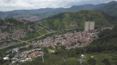 Medellin, Kolombiya, Metrocable Füniküler Gondol Projesi İnsansız Hava Görüntüsü