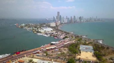 Cartagena City, Kolombiya. Karayip Denizi 'nden Kıyı Hattı ve Yol Trafiği
