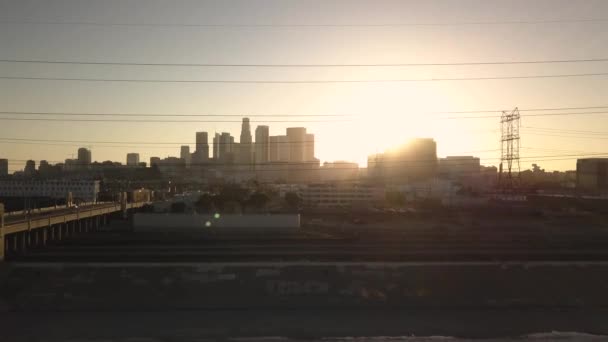 Aeronáutica de Los Angeles Downtown Under Sunset Sunlight, Traffic on East 1st Street — Vídeo de Stock