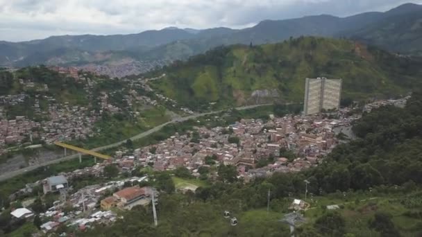 Medellin, Kolumbien, Drohnen-Luftaufnahme des Metrocable Standseilbahnprojekts Stock-Filmmaterial