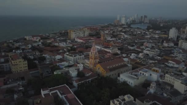 Cargatena City, Kolumbien. Luftaufnahme der Kathedrale und der Kirche San Pedro Claver Stockvideo