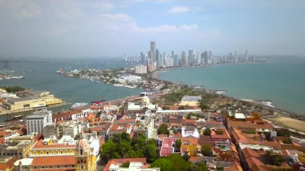 Vista aérea de Cartagena, Barrio Histórico, Iglesia de San Pedro Claver, Catedral — Vídeo de stock