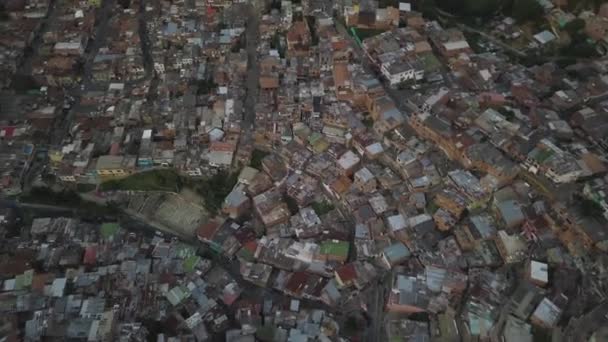 Медельин, Колумбия. Вид с воздуха на здания в знаменитой коммуне 13 Favela в сумерках — стоковое видео