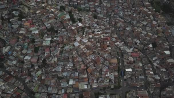 Medellín, Colombia, Vista Aérea de Comuna Trece, Notoria favela del barrio pobre de Hillside — Vídeo de stock