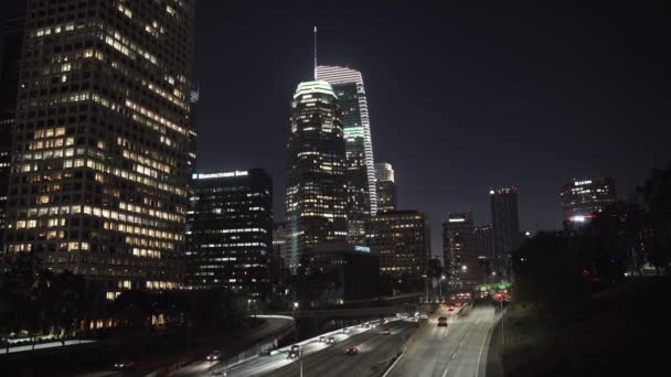 カリフォルニア州ロサンゼルスのダウンタウン。ハーバー・フリーウェイの夜間交通 — ストック動画