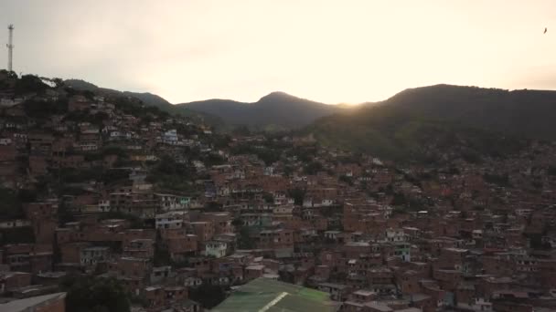 Vista aérea del atardecer sobre el barrio de Hillside Favela Edificios en Medellín Colombia — Vídeo de stock