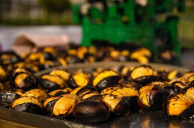 Kestaneleri ateşte pişirmek, İstanbul meydanlarının geleneği.