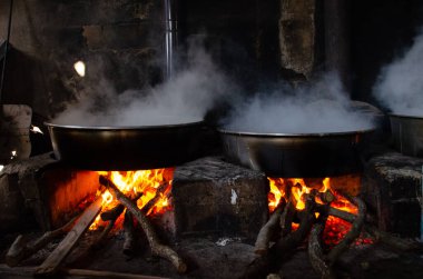Yanan ateş ve kazanda pişen şeyler.