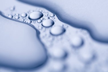 Parlak mavi metalik arkaplanda ayrıntılı yağmur damlası.