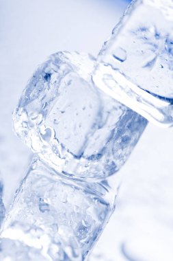 Üç eriyen buz küpünün fotoğrafı