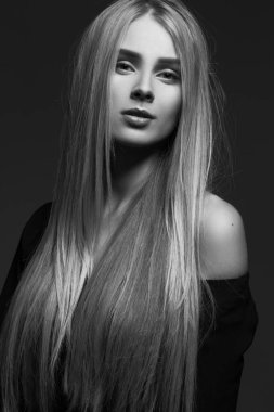 Kışkırtıcı makyaj. Güzel kadın yüzü. farklı milletlerden kadın güzellik kavramı. mükemmel cilt ve makyaj, parlak yüz hatları ve derin gözleri